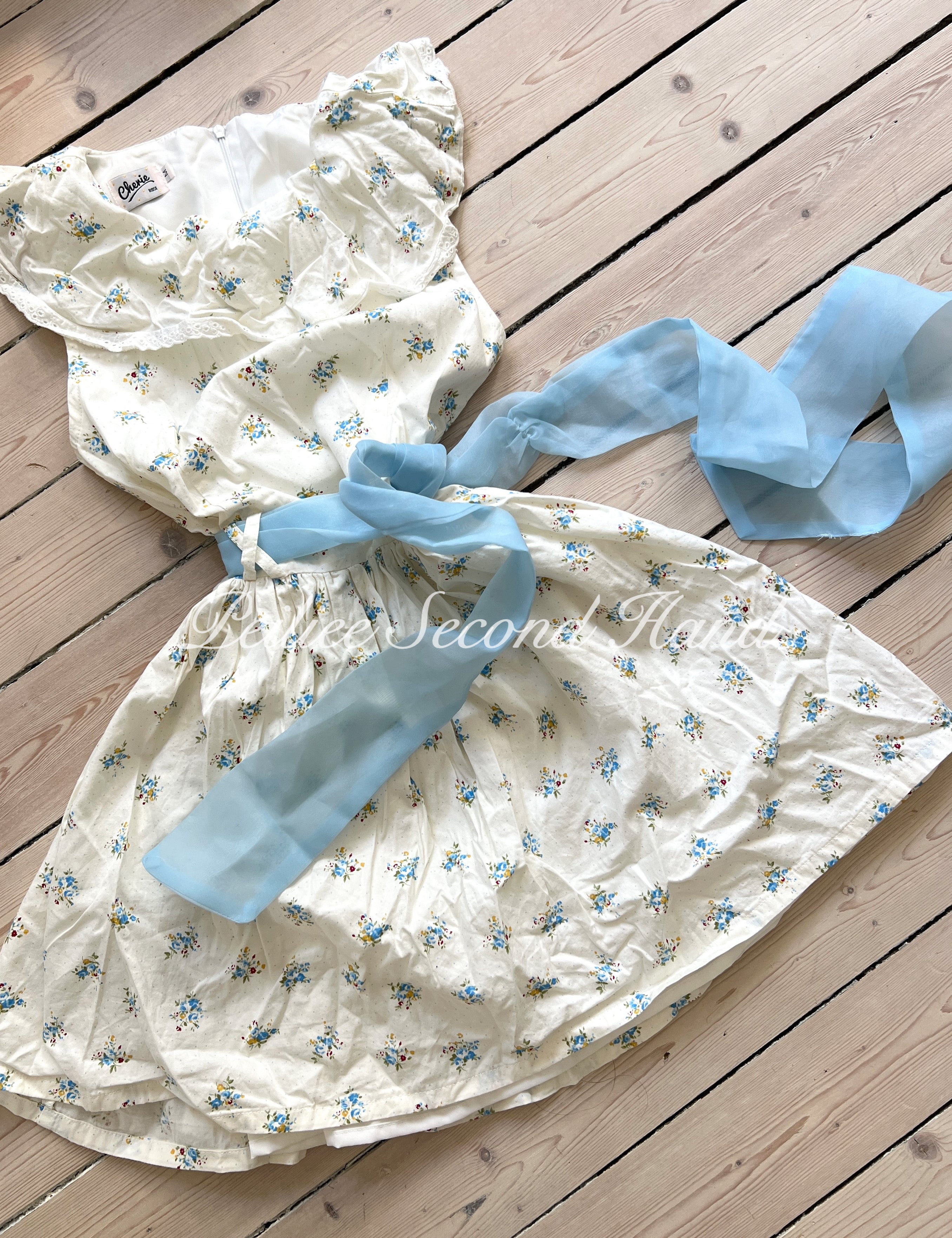 Get trendy with [Sweden Second Hand] French Doll House Floral Mini Dress -  available at Peiliee Shop. Grab yours for $40 today!