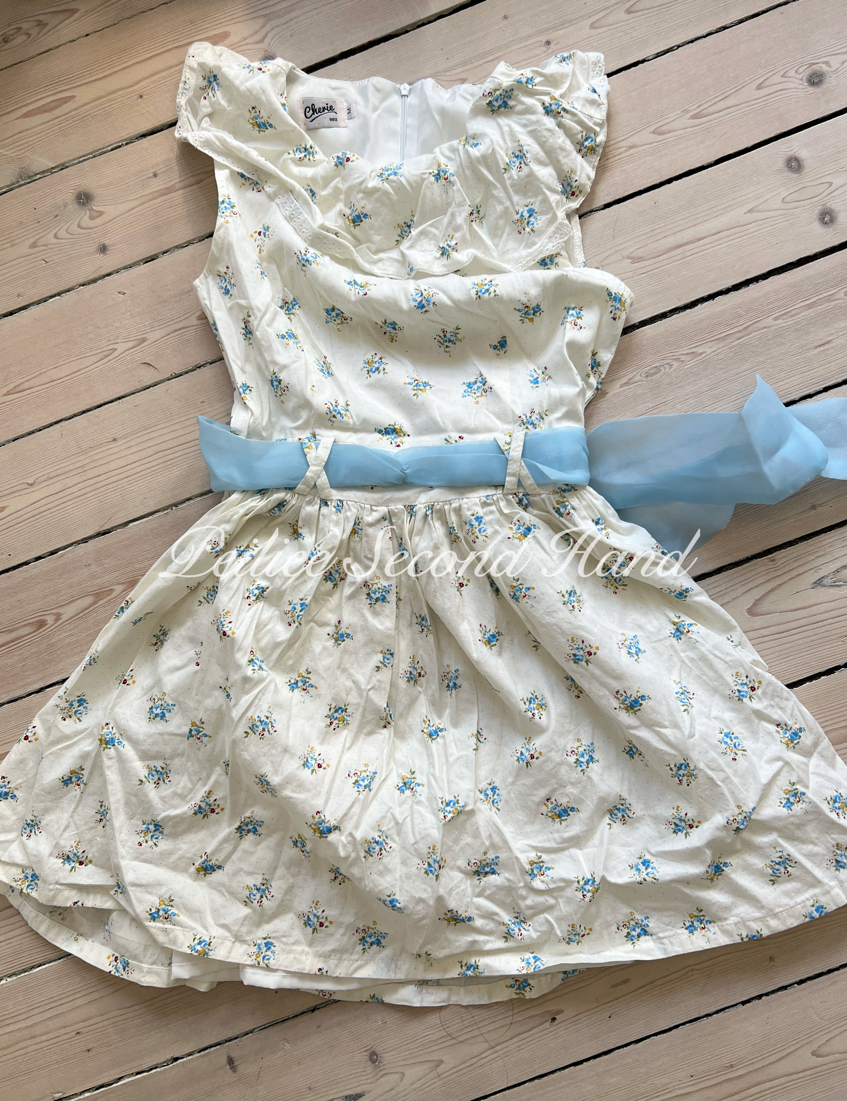 Get trendy with [Sweden Second Hand] French Doll House Floral Mini Dress -  available at Peiliee Shop. Grab yours for $40 today!